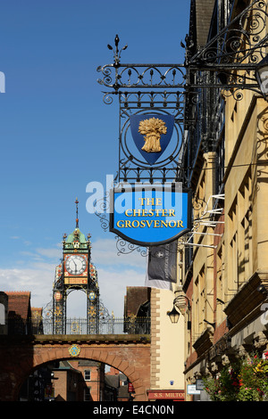 The Chester Grosvenor Hotel e Eastgate Clock in Chester city centre REGNO UNITO Foto Stock