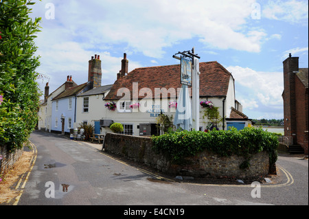 Il famoso Anchor Pub Bleu nell antico borgo di Bosham nelle vicinanze del Chichester West Sussex Regno Unito Foto Stock