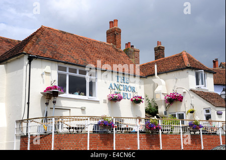 Il famoso Anchor Pub Bleu nell antico borgo di Bosham nelle vicinanze del Chichester West Sussex Regno Unito Foto Stock