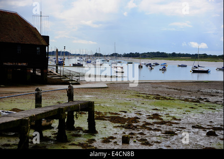 Bosham WEST SUSSEX REGNO UNITO 7 Luglio 2014 - Bosham harbour con barche ormeggiate sul fango a bassa marea vicino a Chichester Foto Stock