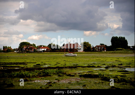 Bosham harbour con barche ormeggiate sul fango a bassa marea vicino a Chichester Regno Unito Foto Stock