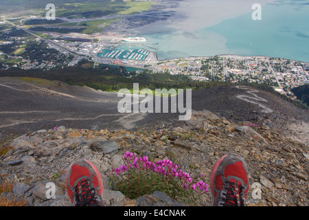 Un escursionista vedute della baia di risurrezione da Mt Marathon, Seward, Alaska. (Modello rilasciato) Foto Stock