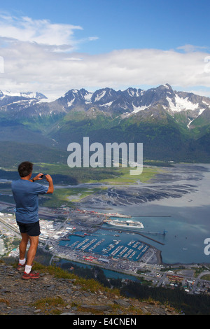 Un escursionista vedute della baia di risurrezione da Mt Marathon, Seward, Alaska (modello rilasciato) Foto Stock