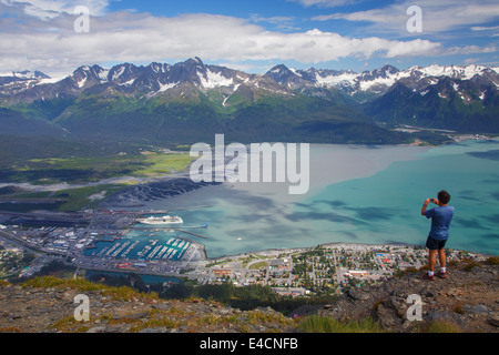 Un escursionista vedute della baia di risurrezione da Mt Marathon, Seward, Alaska (modello rilasciato) Foto Stock