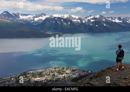 Un escursionista vedute della baia di risurrezione da Mt Marathon, Seward, Alaska (modello rilasciato) Foto Stock