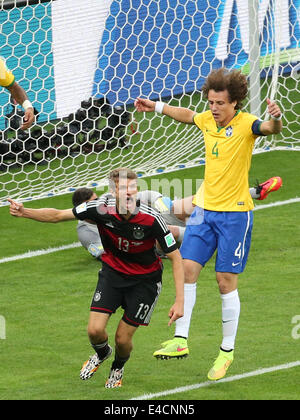 Belo Horizonte, Brasile. 8 Luglio, 2014. Germania Thomas Muller (L) celebra un obiettivo durante una semifinale partita tra il Brasile e la Germania del 2014 FIFA World Cup al Estadio Mineirao Stadium di Belo Horizonte, Brasile, 8 luglio 2014. Credito: Li Ming/Xinhua/Alamy Live News Foto Stock