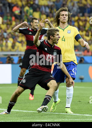 Belo Horizonte, Brasile. 8 Luglio, 2014. Germania Thomas Muller (anteriore) celebra dopo il punteggio durante una semifinale partita tra il Brasile e la Germania del 2014 FIFA World Cup al Estadio Mineirao Stadium di Belo Horizonte, Brasile, 8 luglio 2014. Credito: Qi Heng/Xinhua/Alamy Live News Foto Stock