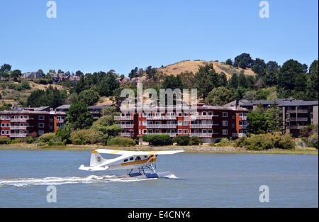 Idrovolante con i turisti in gita della bay area di decollo da Sausalito e la baia di San Francisco Foto Stock