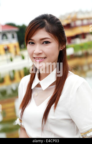 Tailandese donne medicazione con stile tradizionale Foto Stock