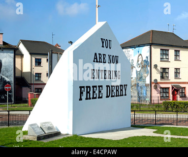 Free Derry Corner è un punto di riferimento storico nel quartiere Bogside di Londonderry, nella contea di Derry, Irlanda del Nord, Regno Unito. Foto Stock