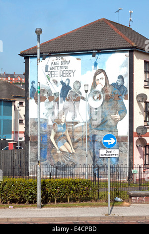 Bernadette Devlin murale raffigurante la battaglia del Bogside in agosto 1969, Londonderry, nella contea di Derry, Irlanda del Nord, Regno Unito. Foto Stock