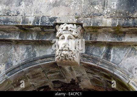 Dettaglio del Vescovo's Gate, un secolo XVII gate nella città murata di Londonderry, nella contea di Derry, Irlanda del Nord, Regno Unito. Foto Stock