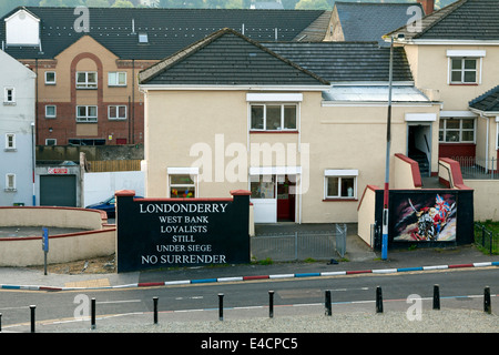 Lealisti murale in Londonderry, Irlanda del Nord, Regno Unito: West Bank - Loyalists-Still sotto assedio- No arrendersi. Foto Stock