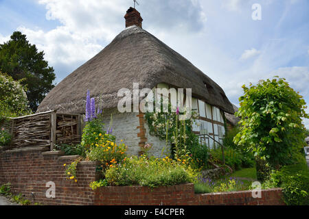 Con il tetto di paglia in bianco e nero cottage di campagna nel villaggio di Selborne, Hampshire, Inghilterra, Regno Unito Foto Stock