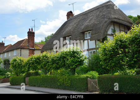 Con il tetto di paglia in bianco e nero cottage di campagna nel villaggio di Selborne, Hampshire, Inghilterra, Regno Unito Foto Stock