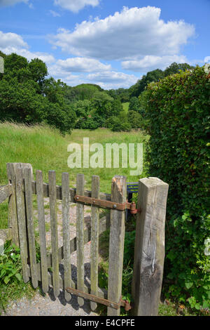 Picchetti di legno cancello che conduce al sentiero attraverso la campagna in Selborne, Hampshire, Inghilterra, Regno Unito Foto Stock