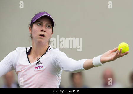 AEGON International 2014- Eastbourne - Inghilterra, Christina Mchale NEGLI STATI UNITI D' AMERICA in azione serve contro Su-Wei Hsieh di Taipei. Sund Foto Stock