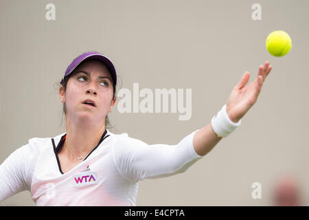 AEGON International 2014- Eastbourne - Inghilterra, Christina Mchale NEGLI STATI UNITI D' AMERICA in azione serve contro Su-Wei Hsieh di Taipei. Sund Foto Stock