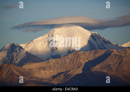 Cloud Lenticularis moduli sopra l'Alaska Range, Parco Nazionale di Denali, Alaska. Foto Stock