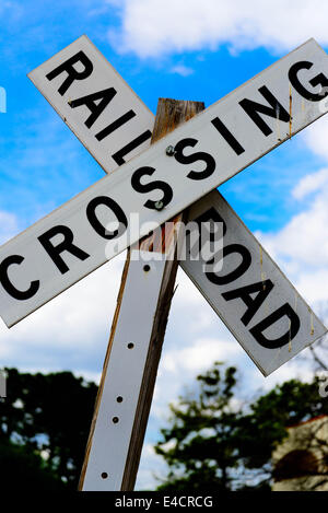 Attraversamento ferroviario segno su un post di legno Foto Stock