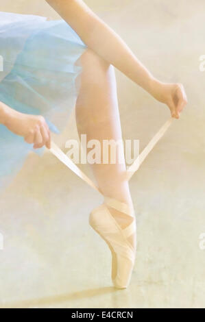 Ballerina legando il suo Balletto Pantofole Foto Stock