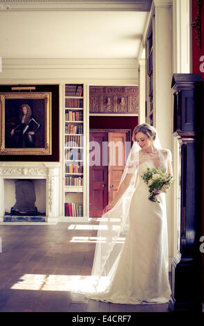 Preparazioni di nozze, sposa in abito da sposa, Dorset, Inghilterra Foto Stock