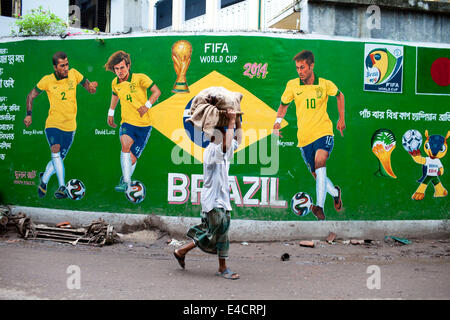 Dacca in Bangladesh. Il 29 giugno, 2014. Bengalese tifosi di calcio nei pressi di coppa del mondo 2014 striscioni e murales. Sebbene il Bangladesh sono lontani anni luce dalla qualifica per l'evento sponsorizza il modo in cui i tifosi celebrare e sostengono con la rivale di sostenitori. © KM Asad/ZUMA filo/ZUMAPRESS.com/Alamy Live News Foto Stock