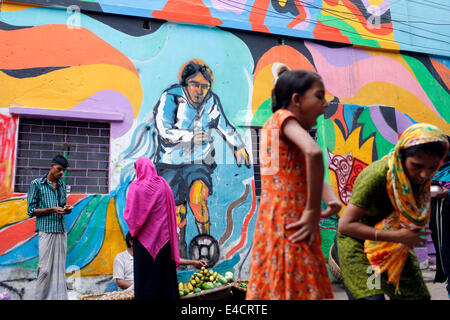 Dacca in Bangladesh. Il 29 giugno, 2014. Bengalese tifosi di calcio nei pressi di coppa del mondo 2014 striscioni e murales. Sebbene il Bangladesh sono lontani anni luce dalla qualifica per l'evento sponsorizza il modo in cui i tifosi celebrare e sostengono con la rivale di sostenitori. © KM Asad/ZUMA filo/ZUMAPRESS.com/Alamy Live News Foto Stock