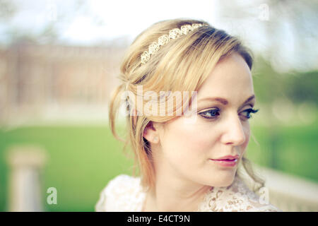 Preparazioni di nozze, sposa guardando lontano, Dorset, Inghilterra Foto Stock