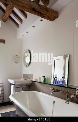 Roll top bagno in bagno bianco con travi di legno a vista Foto Stock