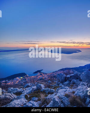 Makarska e isola di Brac al tramonto, Biokovo, Croazia Foto Stock