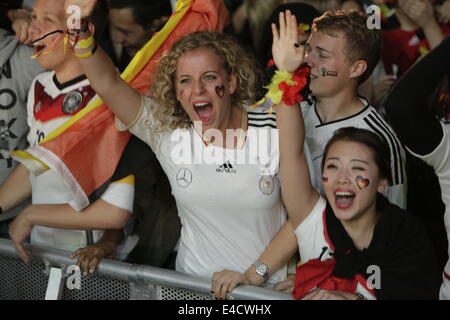 Francoforte, Germania. 8 luglio 2014. Tifosi tedeschi di celebrare un obiettivo per la Germania. 21.000 tifosi guardato il 2014 Fifa Soccer World Cup Semi finale tra host il Brasile e la Germania a Francoforte il Commerzbank-Arena sul più grande d'Europa World Cup schermo (412 squaremeters). La Germania batte il Brasile da 7 obiettivi e 1. Credito: Michael Debets/Alamy Live News Foto Stock
