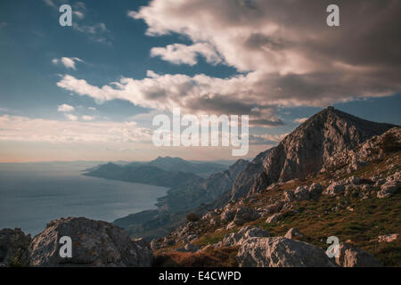 Dinarico mountain range con la costa e il Parco Nazionale di Biokovo, Croazia Foto Stock