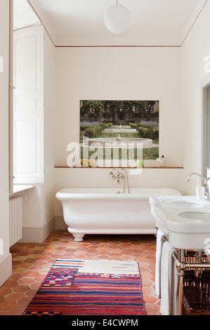 Un tradizionale tomette pavimento piastrellato di bianco bagno con artwork da Martini Maggi Foto Stock