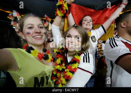 Francoforte, Germania. 8 Luglio, 2014. Tifosi tedeschi celebrano la loro vittoria del Brasile. 21.000 tifosi ha festeggiato la vittoria della Germania sul Brasile dagli obiettivi 7 e 1 nel 2014 FIFA Soccer World Cup Semi finale a Francoforte il Commerzbank-Arena. Credito: Michael Debets/Pacific Press/Alamy Live News Foto Stock