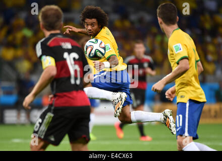 Belo Horizonte, Brasile. 8 Luglio, 2014. Il Brasile è Marcelo (C) controlla la sfera durante una semifinale partita tra il Brasile e la Germania del 2014 FIFA World Cup al Estadio Mineirao Stadium di Belo Horizonte, Brasile, 8 luglio 2014. La Germania ha vinto 7-1 sul Brasile e qualificati per la finale di martedì. Credito: Li Ga/Xinhua/Alamy Live News Foto Stock