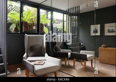 Sedia Hush da Naughtone in sala lettura con storage mirroring Foto Stock