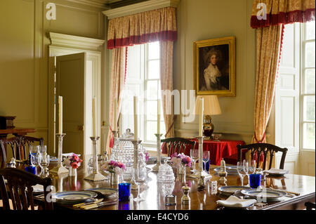 Sala da pranzo dipinto in grigio francese da Farrow e la sfera. La Cina è Copeland Spode e decorative di alveare cupola di cristallo è da Foto Stock