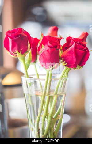 Rose rosse mazzo di fiori in vaso, stock photo Foto Stock