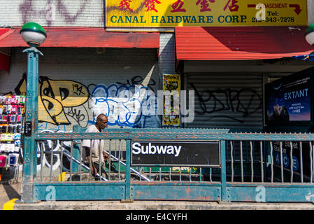 New York, NY, 7 luglio 2014 - Canal Street entrata ind le linee della metropolitana. © Stacy Rosenstock Walsh/Alamy Foto Stock