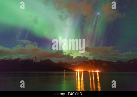 Aurora boreale sulla risurrezione Bay, Seward, Alaska Foto Stock