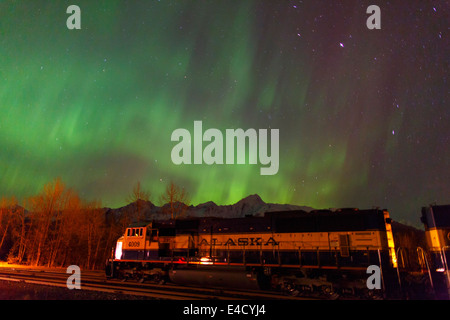 Aurora boreale sopra l Alaska Railroad, Seward, Alaska. Foto Stock