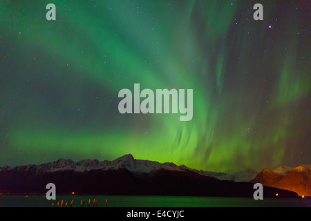 Aurora boreale sulla risurrezione Bay, Seward, Alaska. Foto Stock