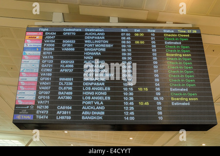 Visualizzare in airport area partenze presso l'Aeroporto Internazionale di Brisbane che mostra numerose destinazioni internazionali Foto Stock