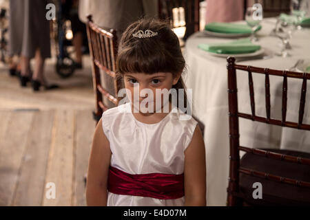 Fiore ragazza a un matrimonio, Ross, California, Stati Uniti d'America Nord America Foto Stock