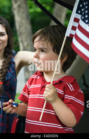 Tre anni di Old Boy Holding bandiera americana del Memorial Day nella primavera del Mulino del parco statale in Indiana Foto Stock
