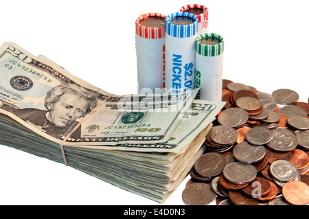 Moneta americana con pile di banconote e i rotoli di monete in piedi accanto a loro. Foto Stock