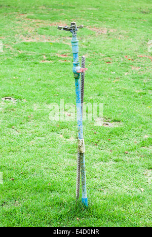 Acqua Sprikle Pole in giardino. Foto Stock