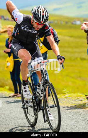 Jens VOIGT di Trek Factory Racing conduce oltre Buttertubs passano sulla fase 1 del 2014 Tour de France nel North Yorkshire Foto Stock