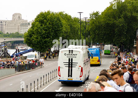 London, Regno Unito - 7 Luglio 2014: Il Tour de France cycle race passa attraverso le strade di fronte a folle immense. Foto Stock